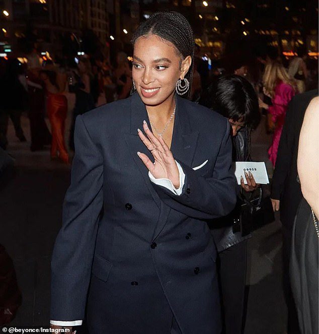 Salam: Salah satu foto yang dibagikan di halaman Instagram Beyoncé menunjukkan Solange mengenakan setelan kotak hitam saat dia melambai di luar Teater David H. Koch di Lincoln Center.
