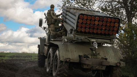 Sebuah peluncur roket terlihat pada posisi di sepanjang garis depan di wilayah Donetsk pada hari Senin.