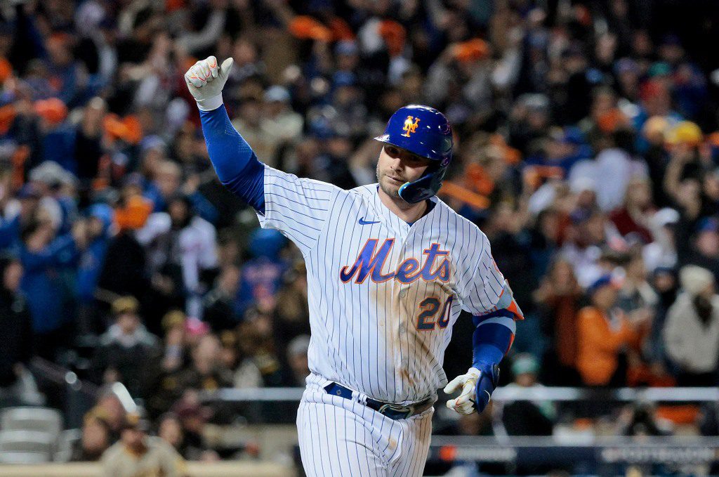 Pete Alonso melakukan selebrasi setelah melakukan home run solo di inning kelima kemenangan Mets. 