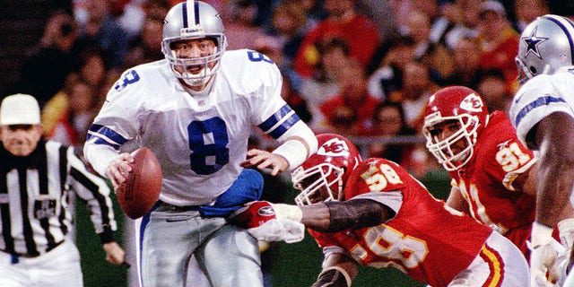 Quarterback Dallas Cowboys Troy Aikman akan segera dipecat oleh quarterback Kepala Kansas City Derek Thomas (kanan) di Kansas City.