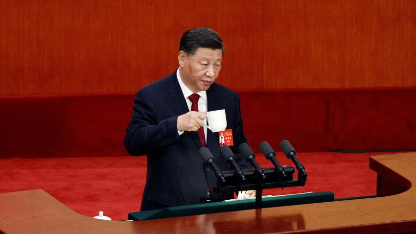 Presiden China Xi Jinping memegang piala saat berbicara pada upacara pembukaan Kongres Nasional ke-20 Partai Komunis China, di Aula Besar Rakyat di Beijing, China, 16 Oktober 2022. REUTERS/Thomas Peter