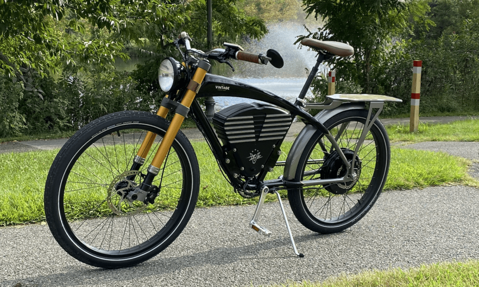 Kickstand dan pedal menonjolkan estetika sepeda motor, tidak seperti rak, yang lebih tenang dan menyatu dengan desain melengkung.