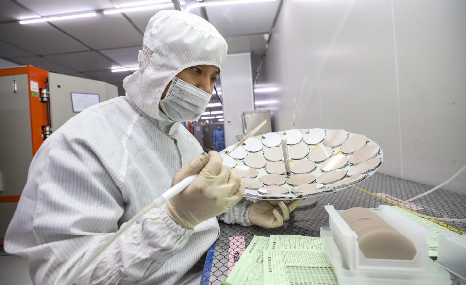 HUAI & # 39;  AN, China - 27 Sep: Seorang karyawan bekerja di lini produksi wafer semikonduktor di pabrik Jiangsu Azure Corporation Cuoda Group Co., Ltd.  Ltd.  Pada 27 September 2022 di Huai & # 39;  Provinsi Jiangsu, Tiongkok.  (Fotografi VCG/VCG melalui Getty Images)