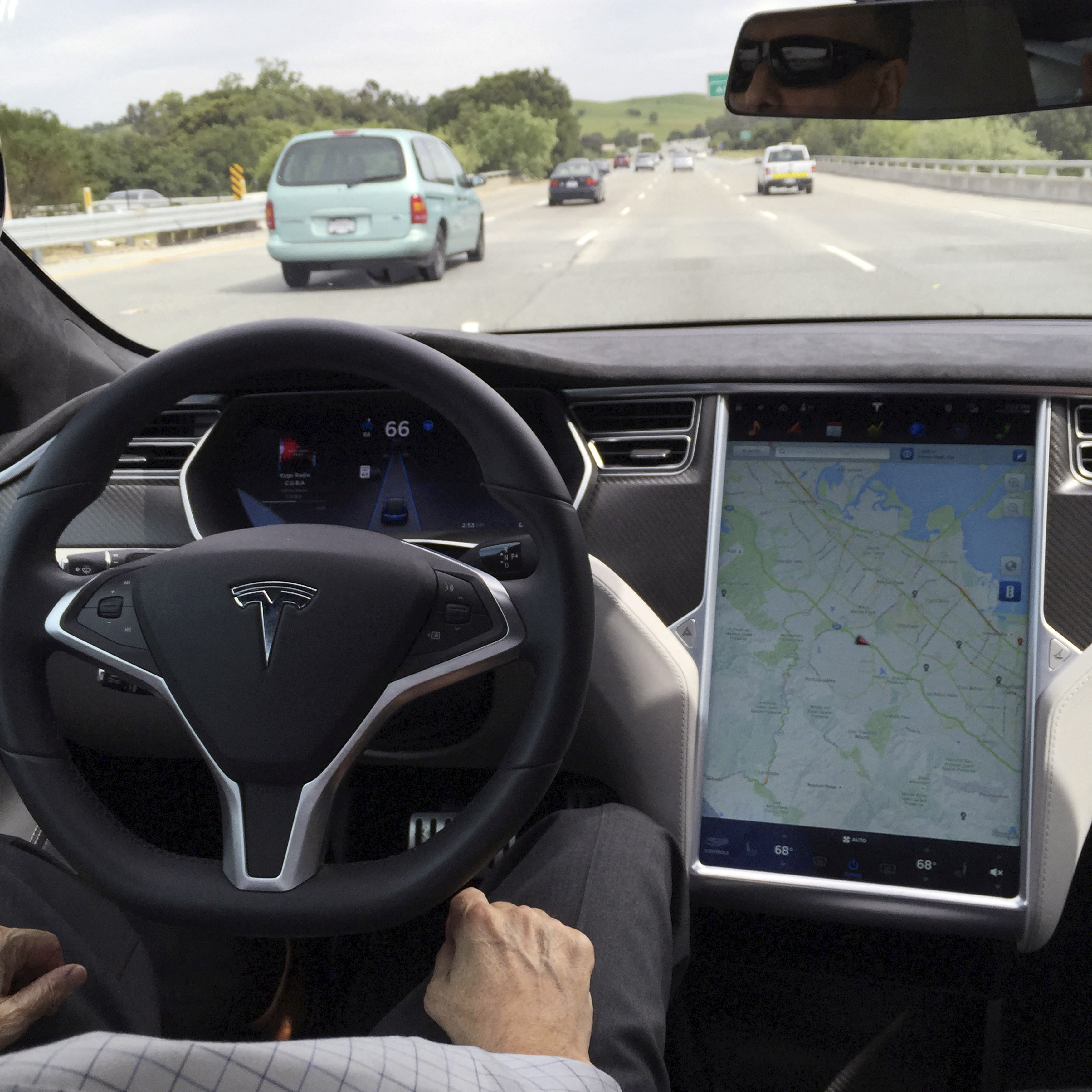 Interior Tesla Model S ditampilkan dalam mode autopilot di San Francisco