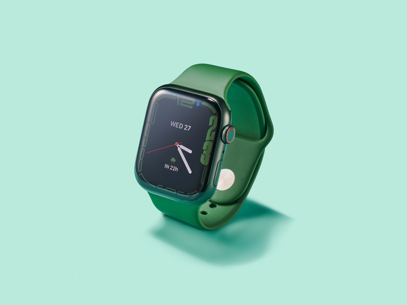 Apple Watch Series 7 dengan latar belakang hijau muda