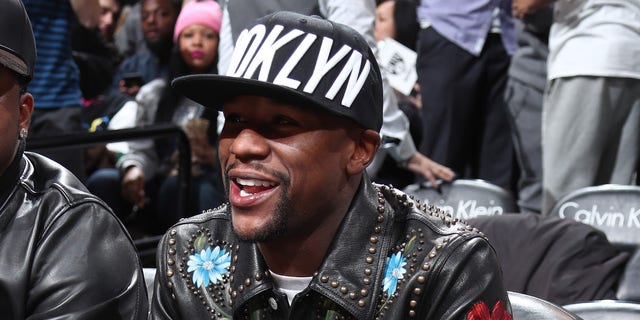 Floyd Mayweather menghadiri pertandingan antara Atlanta Hawks dan Brooklyn Nets 10 Januari 2017, di Barclays Center di Brooklyn, New York  