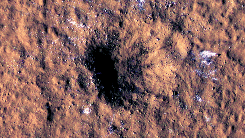 Gambar menunjukkan kawah baru di Mars yang disebabkan oleh dampak meteorit besar