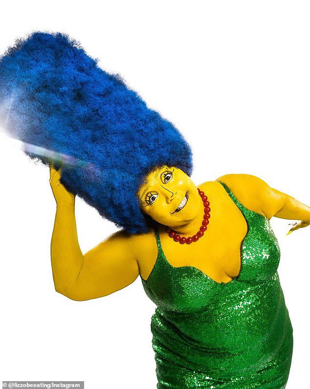 Wig Besar: Dia juga mengenakan rambut biru panjang Marge, kalung mutiara merah, dan sepatu hak merah
