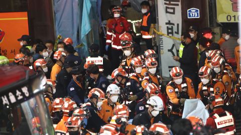 Layanan darurat merawat yang terluka di Seoul pada 30 Oktober.