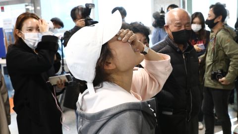 Kerabat orang hilang menangis di pusat layanan masyarakat pada 30 Oktober di Seoul, Korea Selatan. 