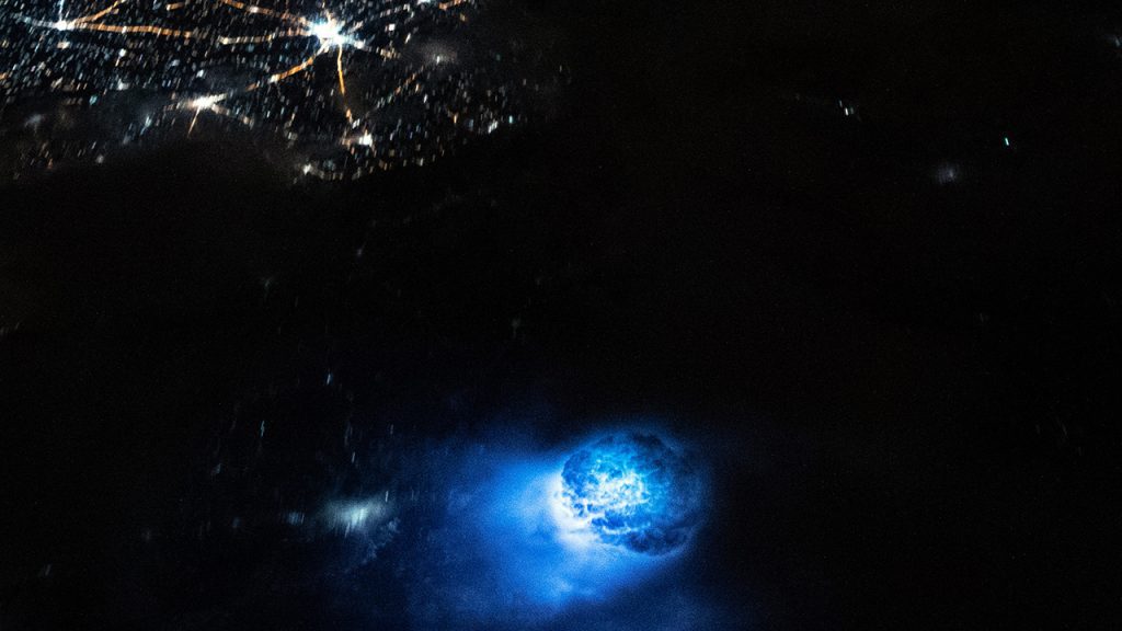 Seorang astronot di Stasiun Luar Angkasa Internasional mengambil gambar bola biru berkilauan yang mengambang di atas Bumi