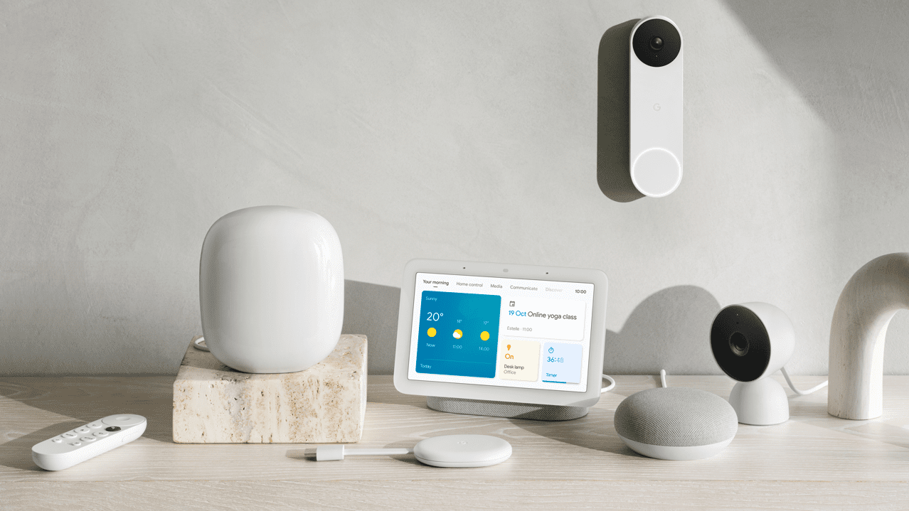 Nest Wifi Pro di samping perangkat rumah pintar Google lainnya