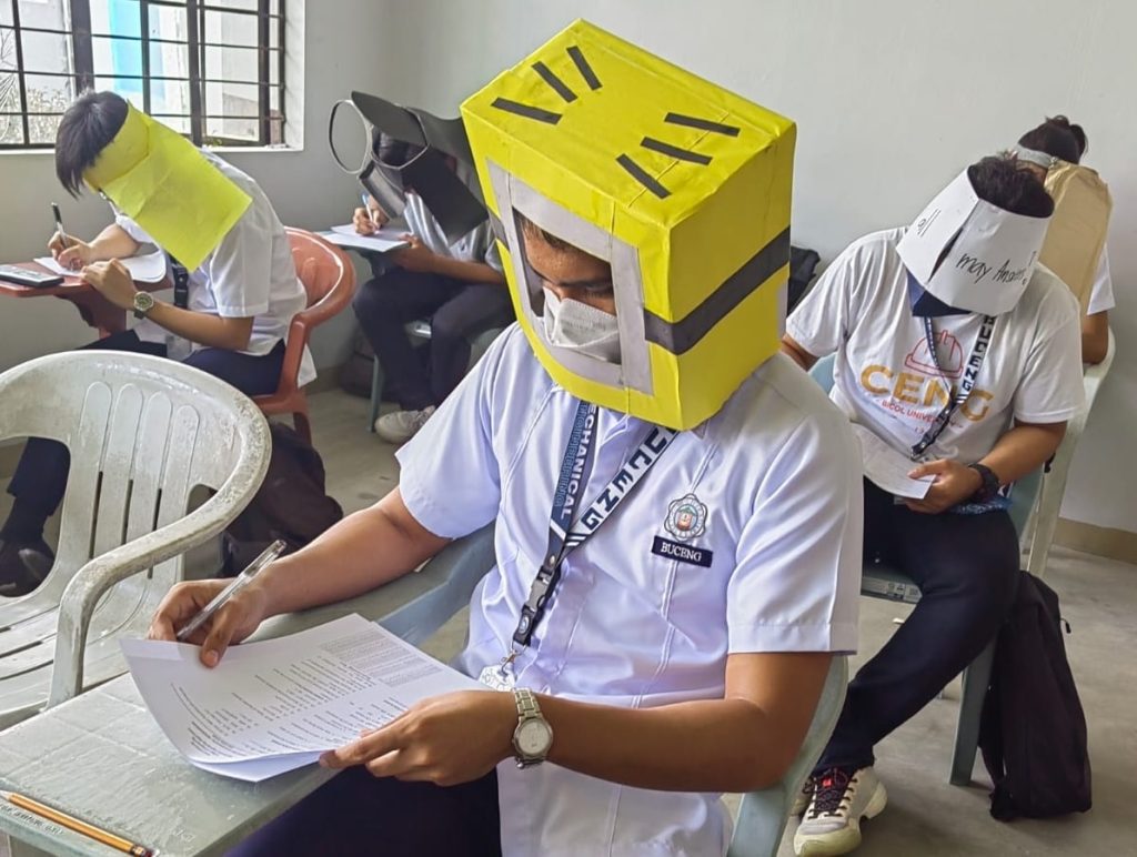 Ada foto mahasiswa Filipina yang memakai topi anti selingkuh