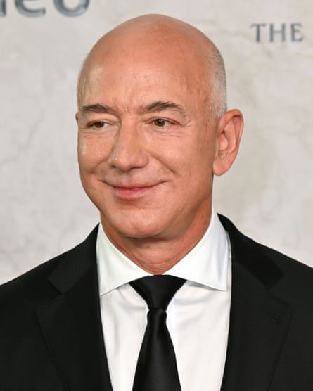 Foto kepala dan bahu Jeff Bezos dalam setelan hitam dan dasi