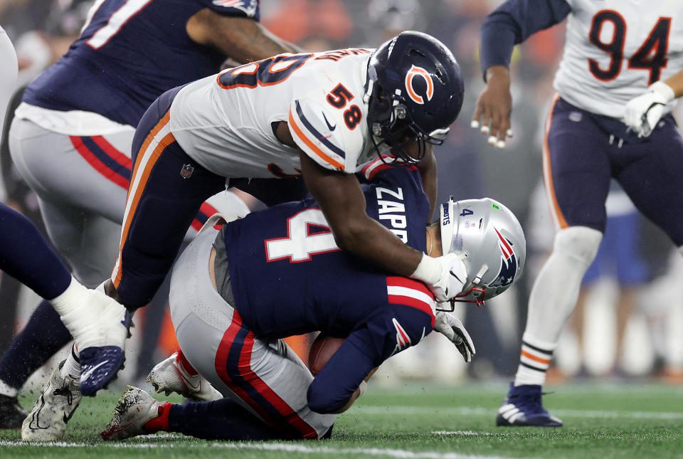 Rochuan Smith dari Chicago Bears menembakkan Billy Zappy dari New England Patriots selama pertandingan Senin malam.  (Foto oleh Maddy Meyer/Getty Images)