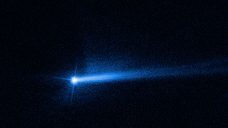 Hubble menunjukkan pemandangan ekor ganda yang diciptakan oleh misi tumbukan asteroid