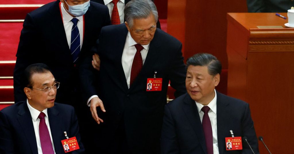 Mantan Presiden China Hu Jintao dikawal keluar dari Konferensi Partai