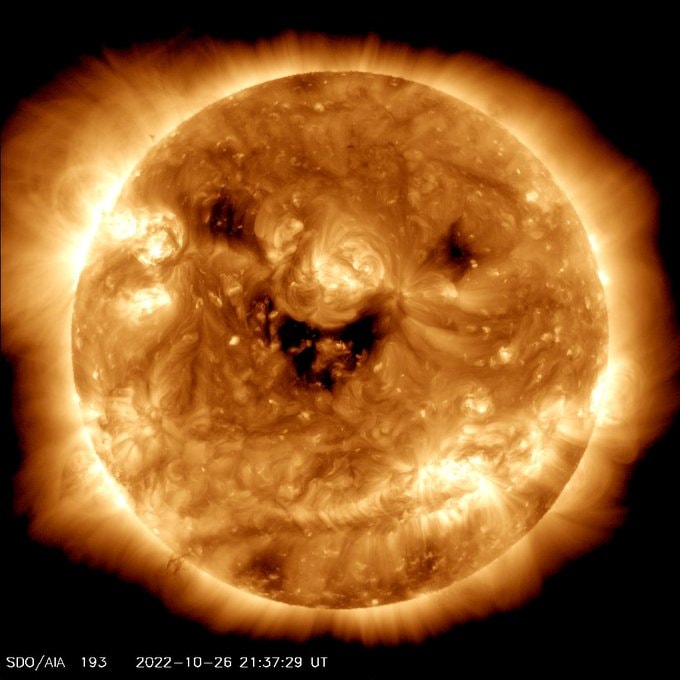 NASA mengambil gambar matahari yang "tersenyum".  Ini tidak manis seperti kelihatannya.