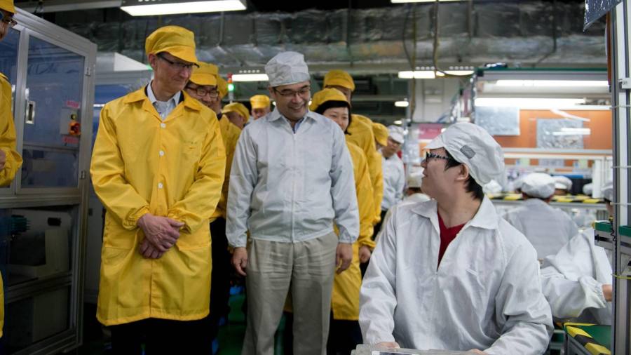 Pekerja melarikan diri dari pembatasan Covid China di pabrik iPhone besar Foxconn