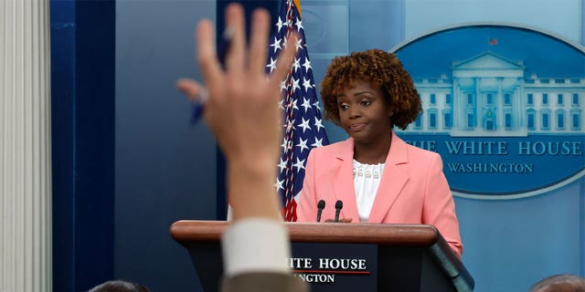 Sekretaris Pers Gedung Putih Karen Jean-Pierre berbicara kepada wartawan selama briefing harian di Brady Press Briefing Room Gedung Putih pada 28 September 2022 di Washington, DC.