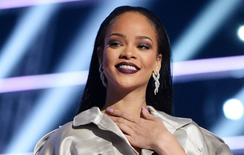 Rihanna 'gugup' tapi 'bersemangat' tentang pertunjukan paruh waktu Super Bowl