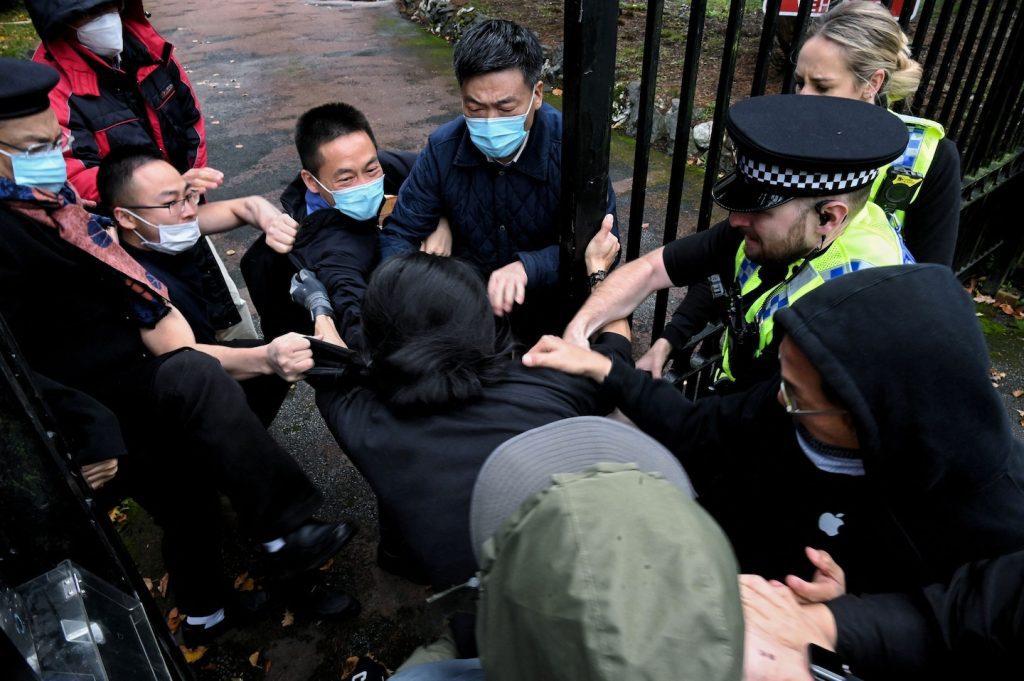 Staf konsulat China di Manchester menyerang seorang pengunjuk rasa pro-Hong Kong