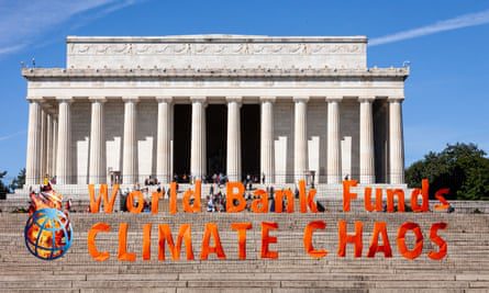 Aktivis iklim memprotes di Lincoln Memorial di Washington.