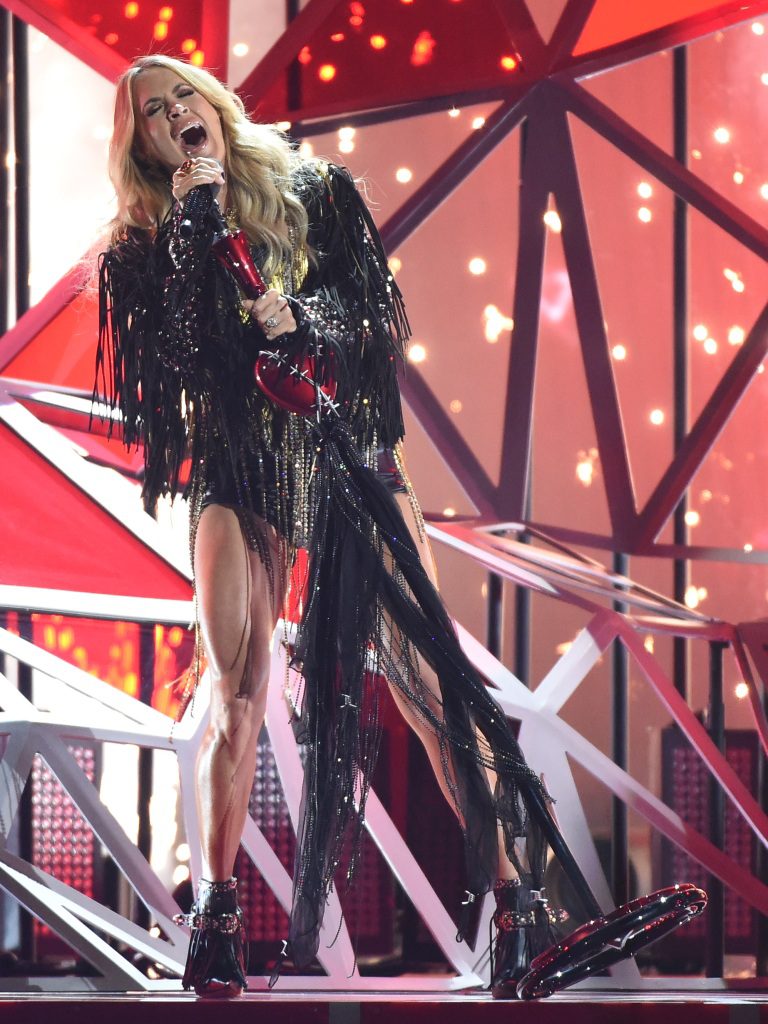 Carrie Underwood tampil di CMA 2022