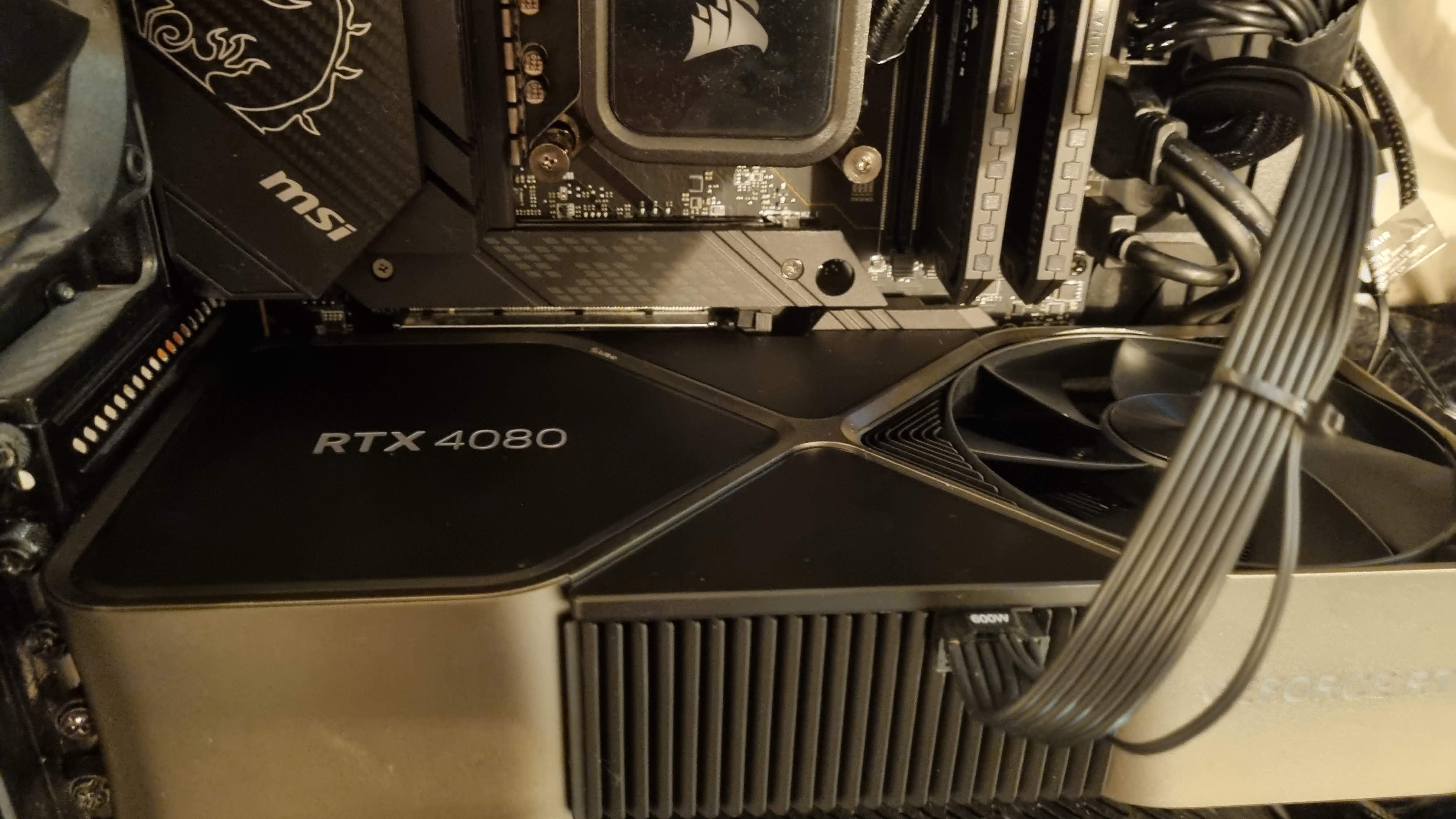 GPU RTX 4080 terpasang di motherboard