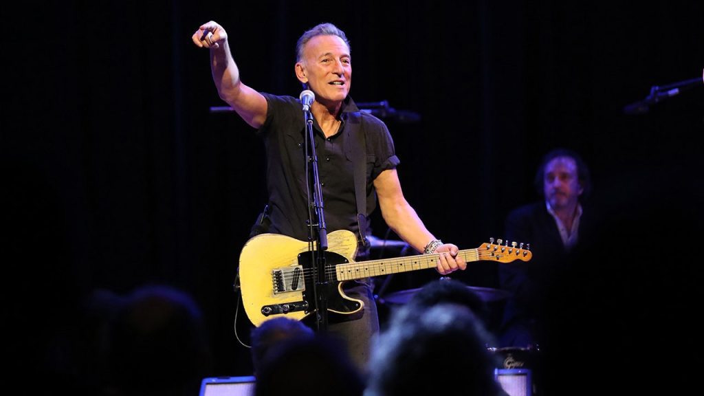 Bruce Springsteen berbicara tentang reaksi atas harga tiket yang selangit di tengah kegagalan Taylor Swift Ticketmaster