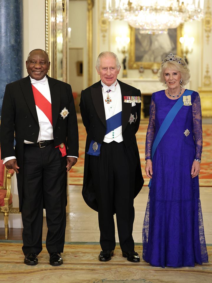 Presiden Afrika Selatan Cyril Ramaphosa, Raja Charles III dan Ratu Camilla saat jamuan kenegaraan di Istana Buckingham.