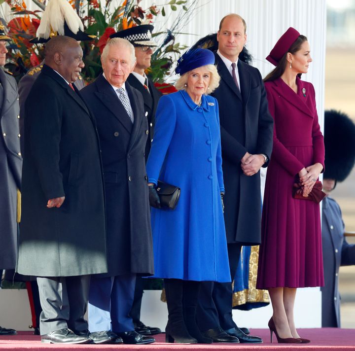Presiden Afrika Selatan Cyril Ramaphosa, Raja Charles III, Camilla, Permaisuri, Pangeran William dan Catherine, Putri Wales menghadiri Parade Selamat Datang di Horse Guards pada 22 November di London. 
