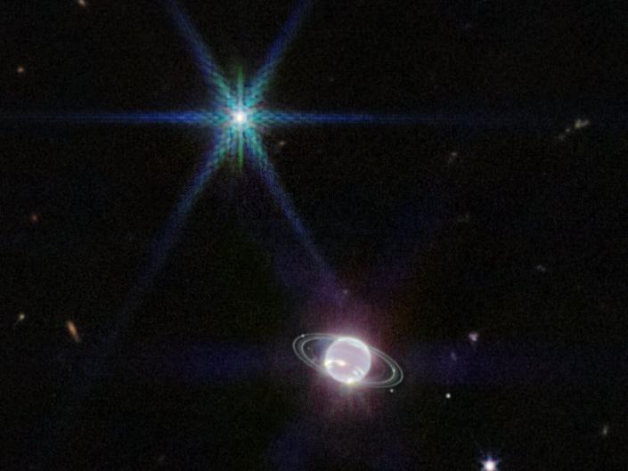 Gambar webcam inframerah dekat (NIRCam) dari Neptunus dan cincinnya.  Neptunus memiliki 14 satelit yang diketahui, dan tujuh di antaranya terlihat dalam gambar ini.