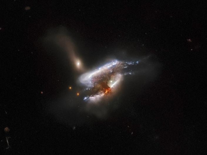 Tiga galaksi yang saling terkait bergabung dalam ruang hitam