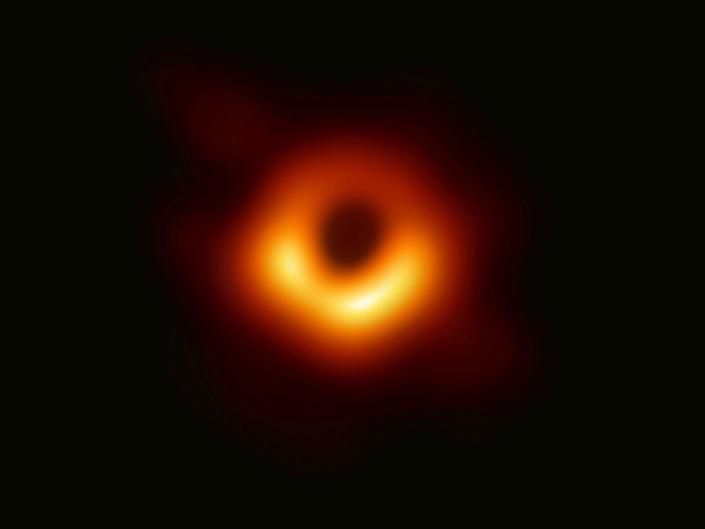 Gambar pertama lubang hitam M87