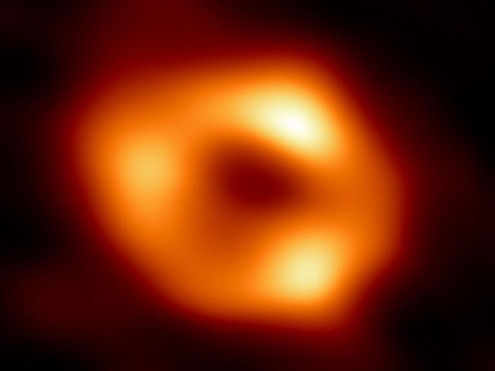gambar lubang hitam cincin oranye Sagitarius A*