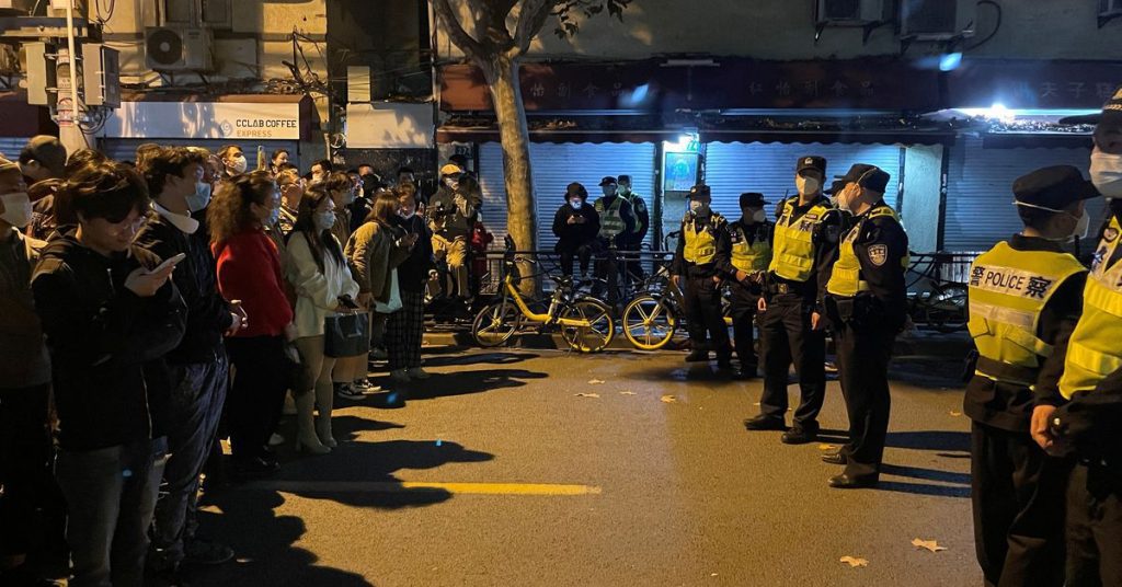 Pengunjuk rasa Shanghai dan kerumunan polisi saat kemarahan meningkat atas pembatasan China terhadap penyebaran virus corona