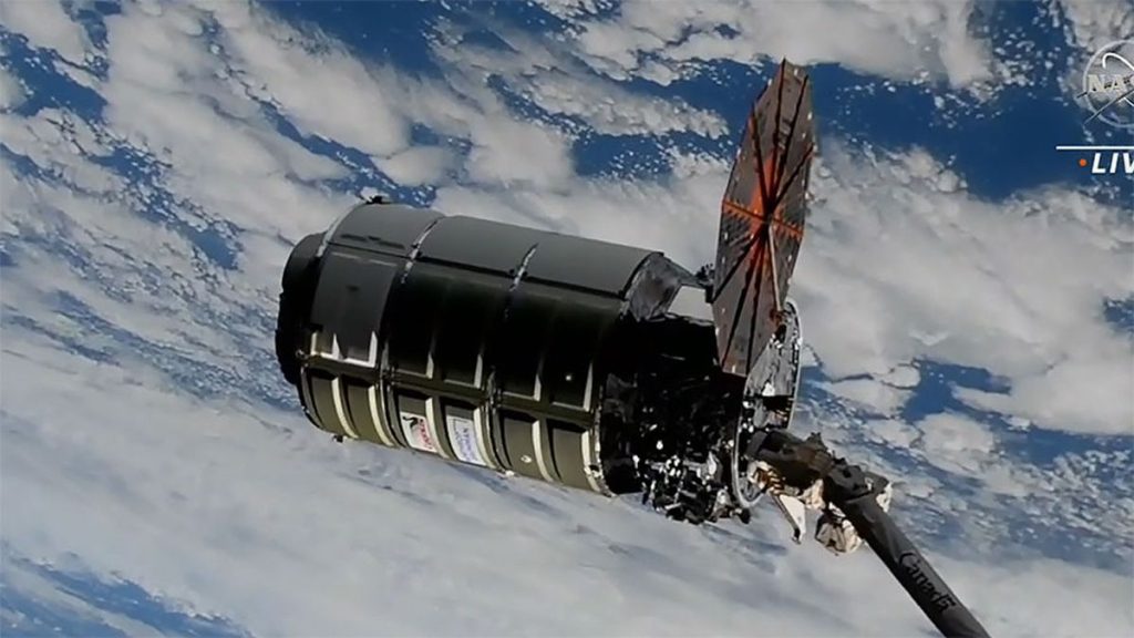 Kapal kargo Cygnus tiba di stasiun luar angkasa dengan hanya satu panel surya yang berfungsi