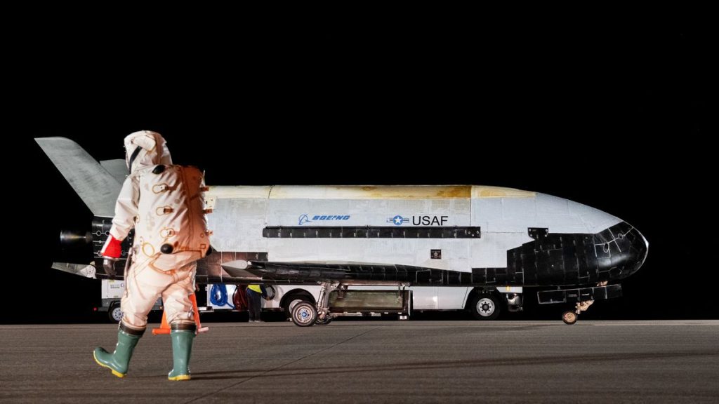 Ledakan sonik merobek Florida saat Space Force X-37B kembali ke rumah