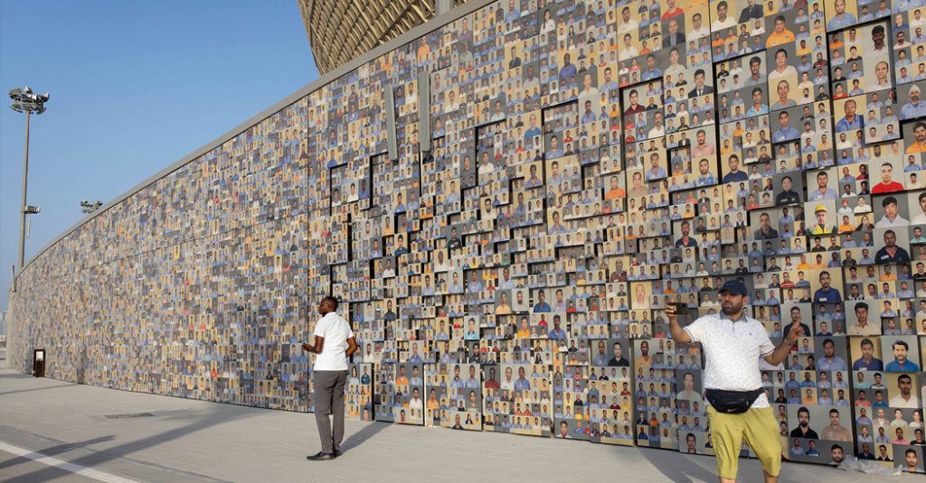 Mural stadion Piala Dunia dirayakan oleh pekerja migran.  Ketika permainan dimulai, semuanya berakhir.