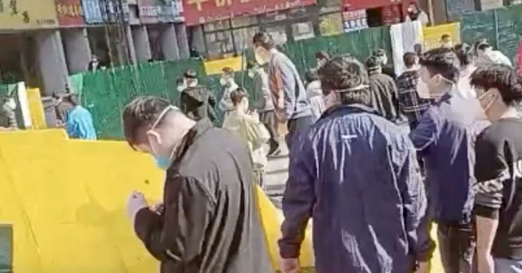 Pria yang memakai tongkat menghancurkan kamera keamanan di sebuah pabrik iPhone di China