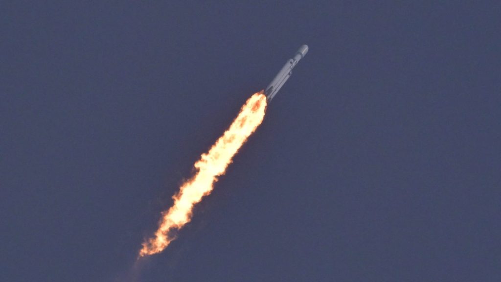 SpaceX meluncurkan Falcon Heavy dalam misi untuk Space Force