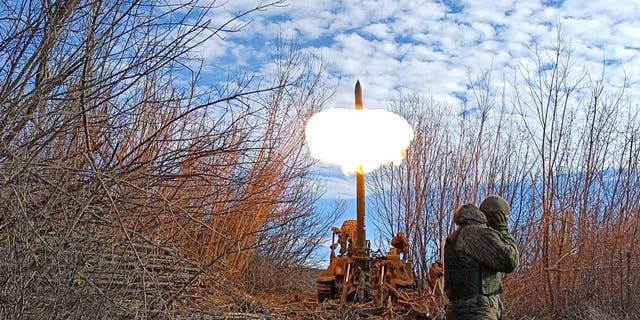 Anggota bersenjata Republik Rakyat Donetsk (DPR) menembakkan peluru howitzer di depan perbatasan Bakhmut di Donetsk, Ukraina pada 1 Desember 2022. 