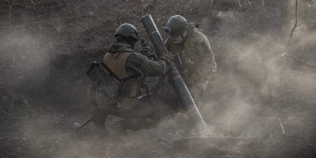 Tentara Ukraina berjaga-jaga setelah menembakkan mortir di garis depan Toritsk di Donbass, Ukraina, 2 Desember 2022. 