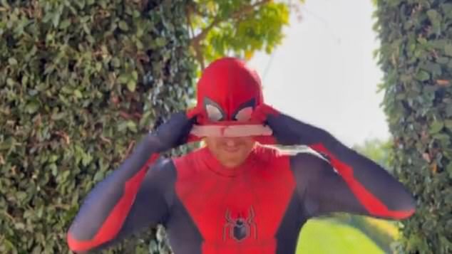 Mengenakan setelan Spider-Man, Pangeran Harry tidak mengungkapkan wajah atau identitasnya, dalam video lucu namun mengharukan untuk mengucapkan Selamat Natal kepada anak-anak.
