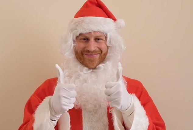 Duke mengenakan topi Santa merah dan putih dan janggut putih dalam pesan video satu menit untuk pesta Natal Little Soldiers Scotty pada tahun 2019