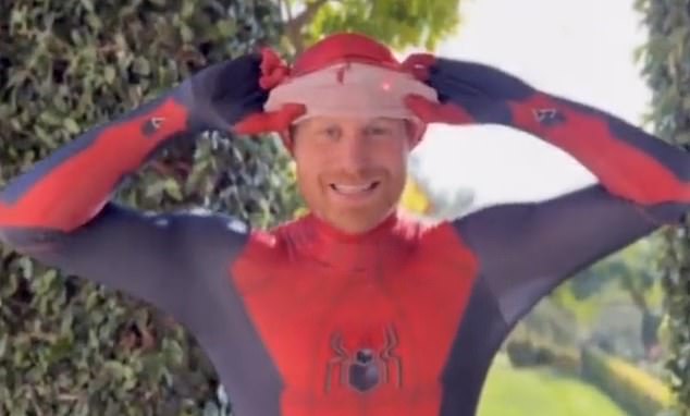 Pangeran Harry, Duke of Sussex, berpakaian seperti Spider-Man untuk merekam pesan video kepada anggota Tentara Kecil Scotty di pesta Natal tahunan mereka.