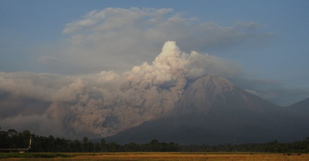 Indonesia mengevakuasi penduduk desa saat gunung berapi meletus di pulau Jawa