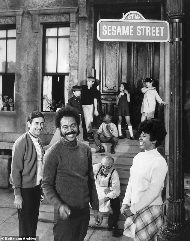 Empat pembawa acara reguler Sesame Street difilmkan selama musim pertamanya.  Dari kiri, Bob McGrath, Matt Robinson, Will Lee, dan Loretta Long.  Serial ini sekarang memasuki musim ke-53