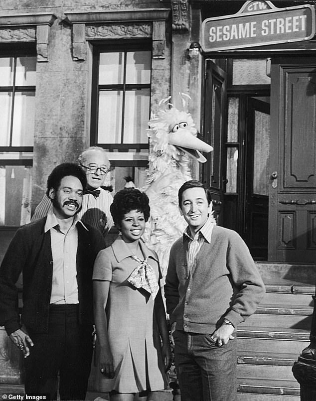 Dalam foto tahun 1967, pembawa acara TV Sesame Street berpose di lokasi syuting bersama Big Bird.  Kiri ke kanan: Matt Robinson (1937-2002), Will Lee (1908-1982), Loretta Long, 84, dan Bob McGrath, yang meninggal hari Minggu di usia 90 tahun.